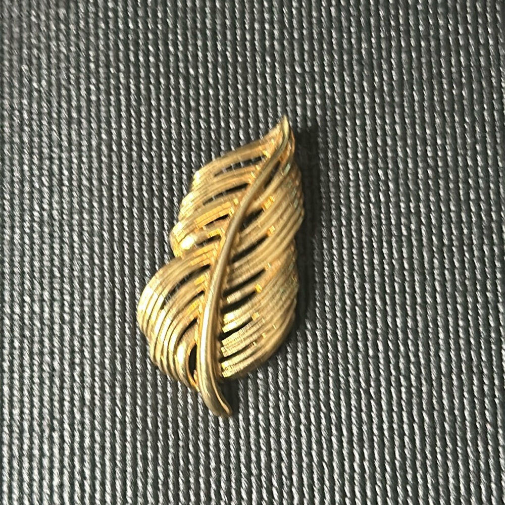 Napier gold tone leaf brooch